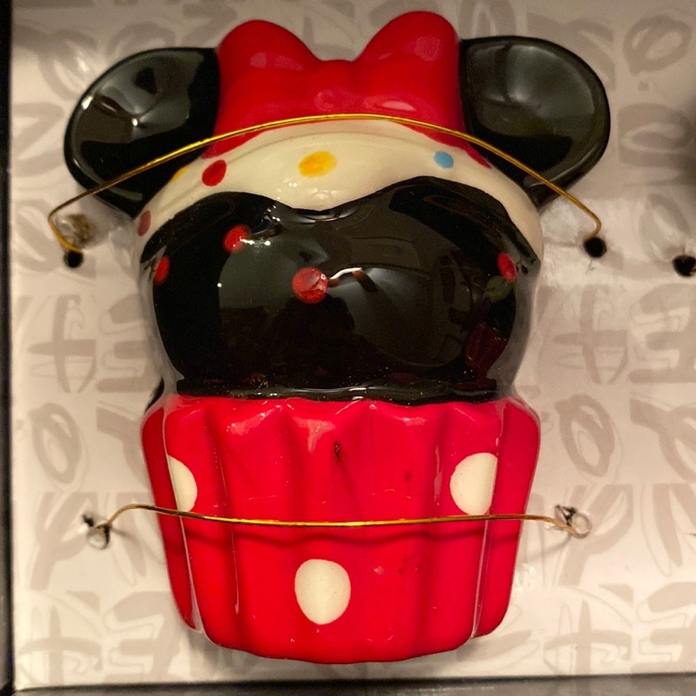 DISNEY Mickey & Minnie Cupcake Ceramic Salt & Pepper Shakers - Picture 2 of 3